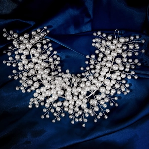 Bandeau de mariée luxueux fait main avec perles et fils d'argent sur satin bleu