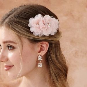 Peigne à cheveux élégant en tulle rose avec perles pour coiffures de mariée et styles doux