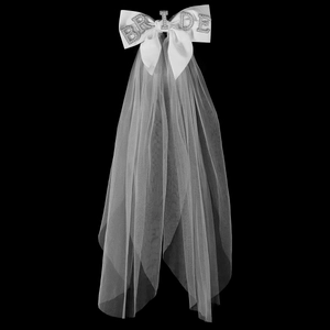 Eleganter weißer Brautschleier mit einer glitzernden BRIDE-Schleife aus Strasssteinen