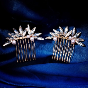 Details der Braut-Haarkämme mit Goldbeschichtung, Marquise-Kristallen und edlen Perlen