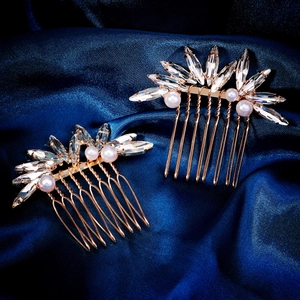 Detail von roségoldenem Hochzeits-Haarkamm-Set mit Kristallen und weißen Perlen