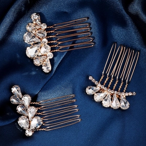 Dreiteiliges goldenes Braut-Haarkamm-Set mit glitzernden Strasssteinen auf blauem Satin