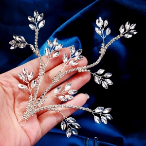 Détail du bandeau de mariée argenté avec strass marquise sur velours bleu