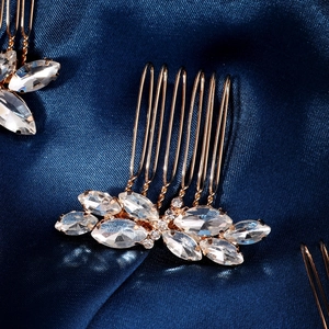 Detailaufnahme des goldenen Braut-Haarkamms mit Marquise-Kristallen und Perlenbesatz