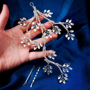 Vigne de cheveux de mariée exquise avec feuilles en cristal sur fond de soie bleue