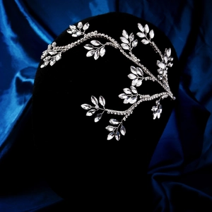 Détail du bandeau de mariée feuille argentée avec strass sur soie bleue