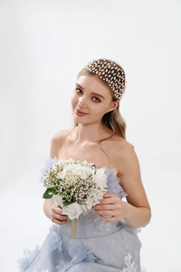 Détail d'un bandeau en maille à perles multicouches pour mariage ou coiffure de plage