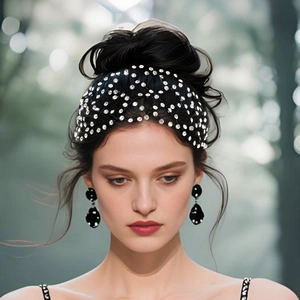 Détail d'un bandeau en résille noire avec strass pour coiffures élégantes de mariage et plage
