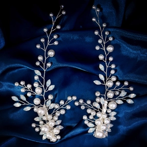 Détail de barrettes de mariée faites main avec perles et feuilles givrées sur soie