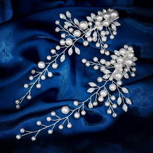 Barrettes de mariée faites main avec perles et cristaux sur satin bleu marine
