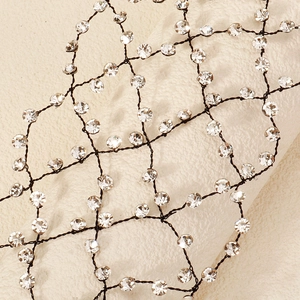 Détail de la bande de cheveux en maille faite main avec strass brillants et perles nacrées