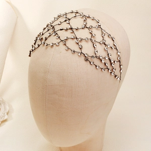 Détail d'un bandeau en résille avec strass sur un mannequin de tête de couleur beige