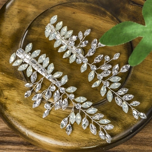 Détail de pinces à cheveux en perles faites main avec motifs de feuilles et strass