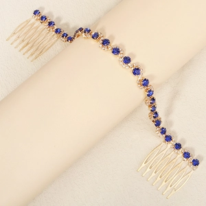 Détail du peigne à cheveux de mariée avec strass bleu saphir et chaîne en alliage doré