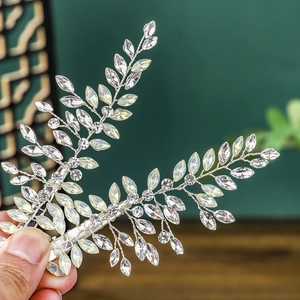 Détail d'une pince à cheveux branche argentée avec strass marquise pour coiffure de mariée