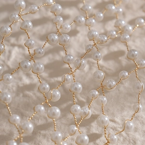 Détails de la coiffe faite main en perles crème et maille de fil doré haut de gamme