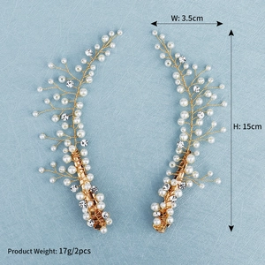 Détail de barrettes à perles faites main mesurant 15 cm de long et 3,5 cm de large