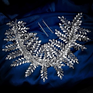 Detalle de la diadema de novia con pedrería sobre un fondo de tela de satén azul marino