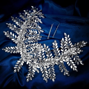 Detalle de diadema nupcial de lujo con cristales sobre elegante satén azul oscuro