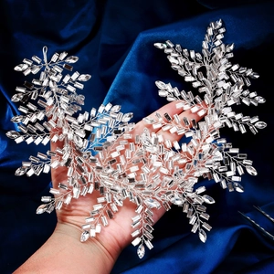 Lujosa diadema de novia plateada con pesadas ramas de cristal para bodas y desfiles de moda