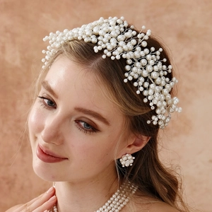 Détail d'un serre-tête de mariée artisanal avec perles variées et tissage de fil argenté