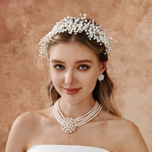 Vue détaillée d'une parure de bijoux de mariage en perles avec bandeau et collier
