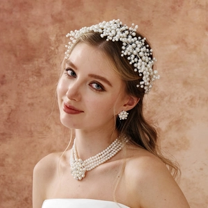 Détails d'une parure de mariée avec serre-tête en perles, collier et boucles d'oreilles