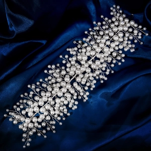 Vigne de cheveux de mariée élégante en fil d'argent et perles sur satin bleu profond