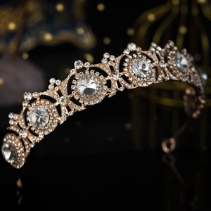 Dettaglio della lussuosa corona in oro rosa con strass bianchi scintillanti