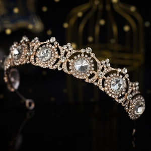 Dettaglio dell'elegante corona da sposa in oro rosa con fiori di cristallo su nero