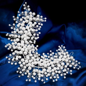 Vue détaillée d'une vigne de cheveux de mariée avec perles sur satin bleu foncé