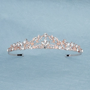 Dettaglio della corona da sposa in oro rosa con tralci floreali e strass scintillanti