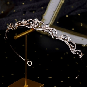 Couronne de mariée exquise en or rose avec strass en cristal sur un support doré