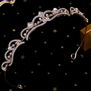 Gros plan du diadème d'anniversaire or rose avec strass étincelants et motif vagues