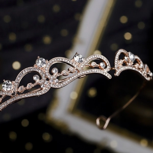 Couronne de mariée exquise en or rose avec cristaux brillants et motifs floraux élégants