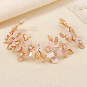 Elegante cerchietto floreale dorato con petali rosa e perle per matrimoni boho