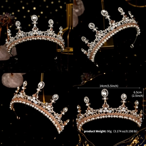 Dettaglio corona di perle e cristalli con dimensioni di 14cm di diametro e 6,5cm di altezza