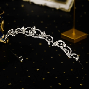 Gros plan détaillé du diadème de mariée baroque argenté avec des strass étincelants