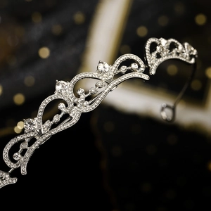 Macro d'un diadème de mariée argenté avec strass brillants et design ondulé élégant