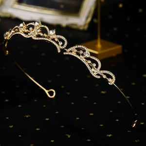 Détail d'une couronne de mariée dorée avec cristaux sur velours noir étoilé