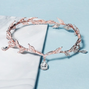 Elegante diadema in oro rosa con motivi a foglia, cristalli e ciondoli a goccia
