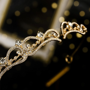 Vue macro détaillée d'une couronne de mariée dorée de luxe ornée de strass blancs scintillants