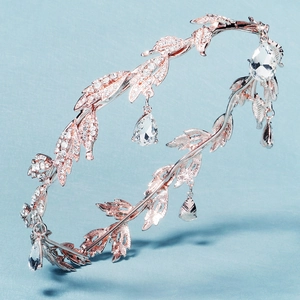 Dettaglio corona a foglia oro rosa con strass scintillanti e cristalli a goccia