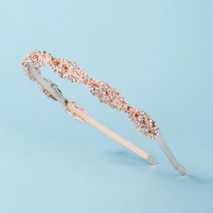 Dettaglio del diadema in oro rosa con foglie traforate e brillanti cristalli bianchi