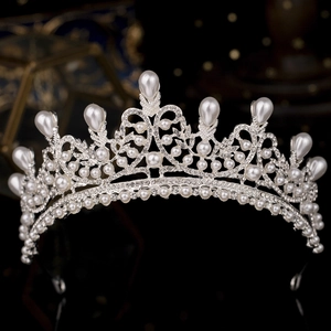 Corona d'argento elegante per donne con perle e cristalli su uno sfondo scuro