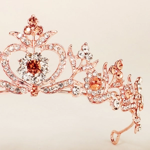 Macro di una tiara in oro rosa con gemme color ambra e cristalli lucenti per capelli