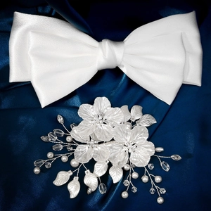 Détail d'une pince à cheveux fleurs blanches avec perles et broderies sur satin bleu