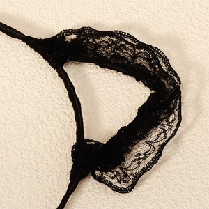 Detailansicht des schwarzen Spitzen-Haarreifens mit feiner Textur und Stoffeinfassung