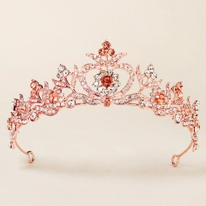 Dettaglio della tiara in oro rosa con motivo a cuore e cristalli color champagne