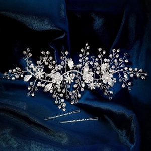 Elegante fascia da sposa con perle e strass su sfondo di seta blu intenso